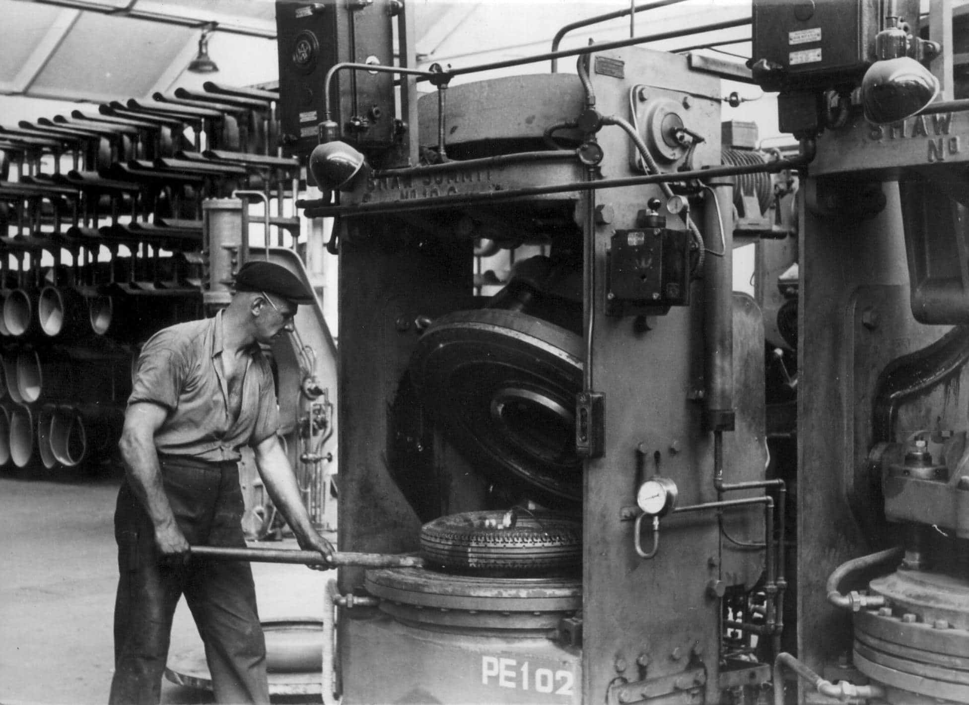 Prasa wulkanizacyjna kończąca proces produkcji opony (1939)