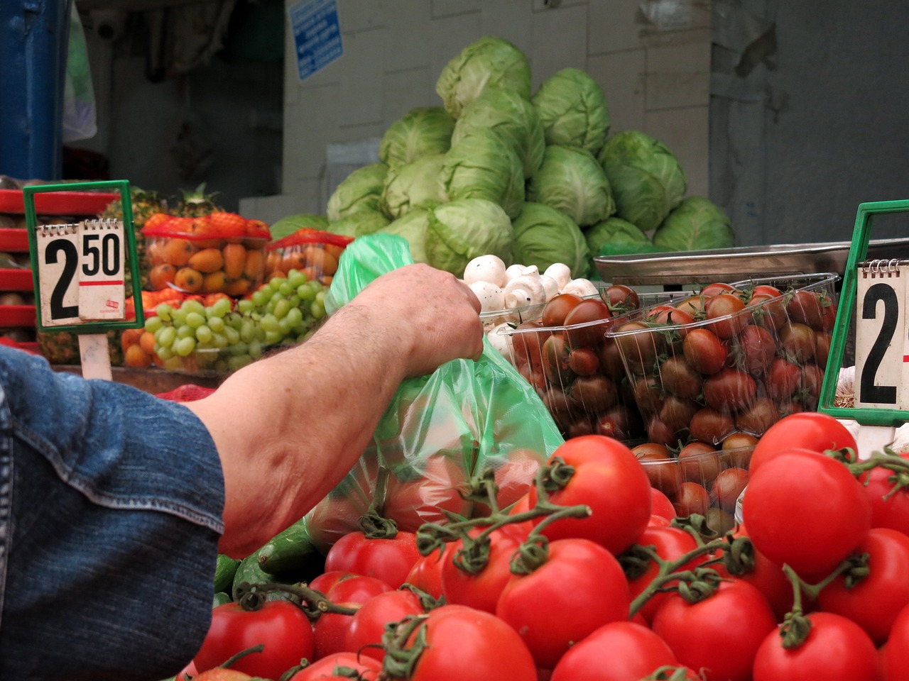 Polacy chodzą na bazary i targowiska głównie po świeże i naturalne produkty. Ale cena też jest ważna