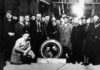 Rok 1939. Pracownicy Fabryki Gum Jezdnych „Stomil” w Dębicy z pierwszą wyprodukowaną oponą