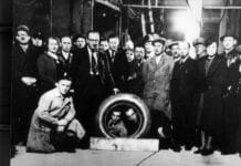 Rok 1939. Pracownicy Fabryki Gum Jezdnych „Stomil” w Dębicy z pierwszą wyprodukowaną oponą